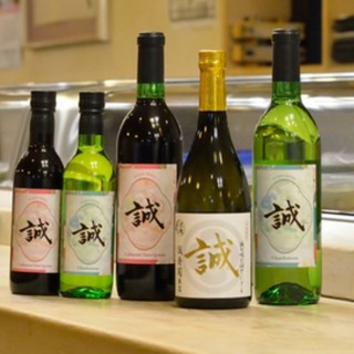 In addition to the sake that can be ordered in small quantities, we also have original sweet potato shochu and wine.