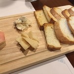 プッチーロ - イタリア産チーズ三種盛り合わせ