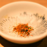 立場割烹 SSAW - 三色鯛の焼き込み飯 1000円 の七味唐辛子