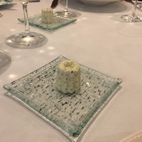 プレスキル - ブリーチーズに見えますが実は海藻入りのカヌレ型のバター、