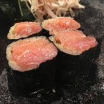 鮪の巻物。鮪とご飯のおかしくて割合が笑えてくる。口の中で溶ける鮪が甘くて至福。