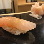 なか條 - 金目の昆布締め握り。この美味しさが中條さんのセンスを感じさせる