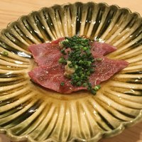 なか條 - ナガスクジラの尾の身。肉じゃないかと錯覚しそうな見た目と味。これは犯罪レベルで美味しい。
