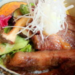 旬菜和膳 よし川 - ステーキ丼のアップ…ジューシーなお肉の焼き加減はミディアム