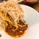 東京ミート酒場 - 麺の下にソース