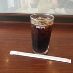 ドトールコーヒーショップ - アイスコーヒーS・220円。スッキリと飲みやすい。目の前には乳飲み子を抱えた若いママ。隣にはお婆さん、カウンター奥にはサラリーマン。斜め前は大学生グループが待ち合わせ。いろんな人が使いやすい。