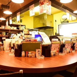 店内円形カウンター・ボックス席