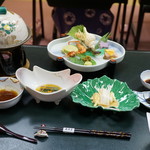 割烹旅館 廣美亭 - 先付は左手前のワラビです