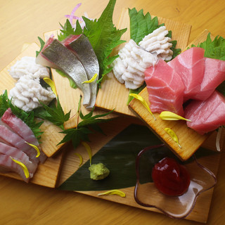 A Seafood Izakaya (Japanese-style bar) where you can eat seasonal fresh fish.