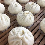 八軒吉草庵 - 大きなセイロで肉まん・角煮まん・あんまんを蒸しあげます
