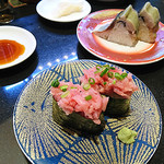 回し寿司 活 活美登利 - 中トロ軍艦と大名さば