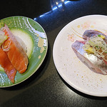 回し寿司 活 活美登利 - づけサーモンとアジ