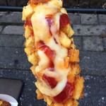 87019201 - 「ポテトレーラ」ホットドッグでありながらソーセージが入っていない、『アリランホットドッグの』代表的な商品であり、現在『アリランホットドッグ 新大久保店』の一番人気商品でもある。