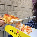 アリラン・ホットドッグ - 「ポテトレーラ」兎に角、モッツァレラチーズの伸び方が半端でないので、初めて食する向きは、大いに感動することだろう。