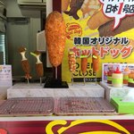 アリラン・ホットドッグ - 『アリラン ホットドッグ 新大久保店』店舗カウンターに置かれている、アリランホットドッグの食品サンプル。