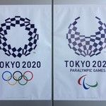 アリラン・ホットドッグ - 流石は『東京都庁』である。「東京オリンピック 2010」のロゴが各所に掲示されていた。いろいろと悶着の多かった同大会だが、穏やかな成功を祈念したいものである。 