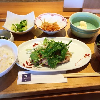 落ち着いた雰囲気でヘルシーランチ By しゃぼんだま 菜な 丸の内店 東京 居酒屋 食べログ