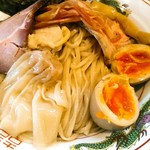 中村麺三郎商店 - つけ麺専用の自家製麺。良く４種類も麺を作りますよね。つけ汁の中には皮も自家製になったワンタンが１個入っていました。味玉は良い固まり具合。