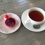 なごみ堂 - プチケーキ(\210)のフランボワーズのムース&紅茶