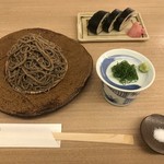 蕎麦屋香月 - 十割そば　黒　挽きぐるみ　８００円