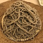 蕎麦屋香月 - 十割そば　黒　挽きぐるみ　８００円