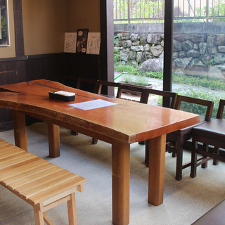 The interior of the store, which is a renovated old folk house, is spacious and calm.