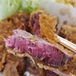 とんかつ野崎 - とんでもない量の肉汁が湧き出すんです