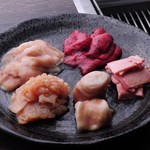 焼肉バルOMOTENASHI - ホルモンセット￥1500（大腸、丸腸、コリコリ、ヤオキモ、