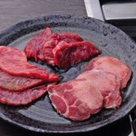 焼肉バルOMOTENASHI - 特上セット￥2500（特選上タン、特上ロース、特上カルビ）