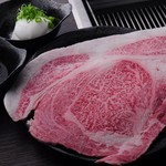 焼肉バルOMOTENASHI - はみ出る特上ロースすき焼き風仕立て