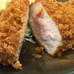 とんかつ檍 大門店 - 甘み旨味の詰まった柔らかく揚がったお肉です。