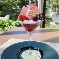 グラマシースイート ストリングスホテル名古屋 - お庭が見えるお席で見目麗しいパフェをいただく、、ん〜〜至福です♡