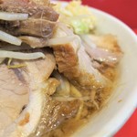 ラーメン二郎 - 豚の厚み
