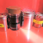 ラーメン二郎 - 卓上調味料