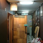 クラッティーニ - お店入口にはシックな看板が、ドアが開け放されているので入りやすい雰囲気