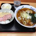 梅もと - 醤油ラーメン + ミニまぐろ丼 (520円)