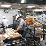 阜杭豆漿 - 大量のパンをせっせと作り上げてく。