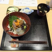 赤坂 互閃 - ランチ：天然真鯛、ウニ昆布締め、白魚の爆弾丼
