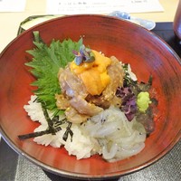 赤坂 互閃 - ランチ：天然真鯛、ウニ昆布締め、白魚の爆弾丼