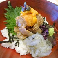 赤坂 互閃 - ランチ：天然真鯛、ウニ昆布締め、白魚の爆弾丼