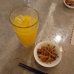 自然野菜レストラン 駒込 ナーリッシュ - いよかんジュースとお通しの金平牛蒡