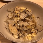 はらまさ - 茶碗によそってから蟹玉を入れ、さらにトリュフ投入！