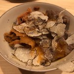 はらまさ - 2杯目はトリュフご飯に雲丹、牛しゃぶを乗せ卵黄かけご飯に。