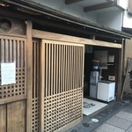 今日は待たずに座れた