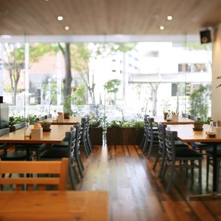 リッチモンドホテル1階、木の温もり溢れる開放的なカフェ空間◇