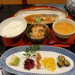 膳処 やまと - 粕炊き煮魚やまと定食　1296円（税込）