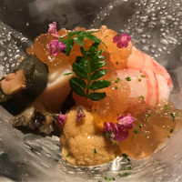 肉割烹 上 - 牛出汁ジュレ、石川芋、金時草、房州黒鮑酒蒸し、茨城の葡萄海老余市の塩水きた紫雲丹