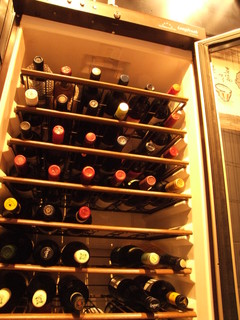 MUBU - セラーには100種類以上のワールドワイドなワインがずらり・・・