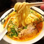 カラシビ味噌らー麺 鬼金棒 神田本店 - 固茹での平打ち中太縮れ麺