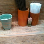 Homemade Ramen 麦苗 - 卓上はこれだけ  お冷やは陶器